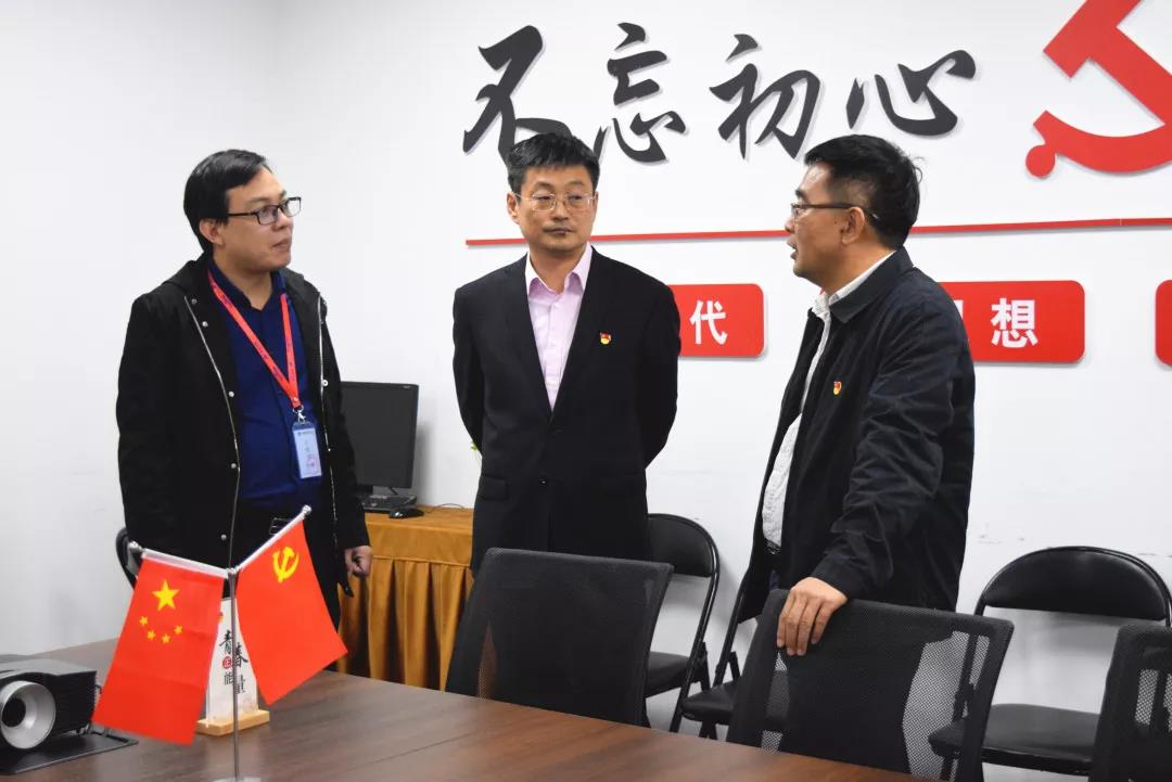 中共安陽市委網(wǎng)信辦主任路玉軍、副主任王曉萌等一行人蒞臨安陽青峰網(wǎng)絡指導工作