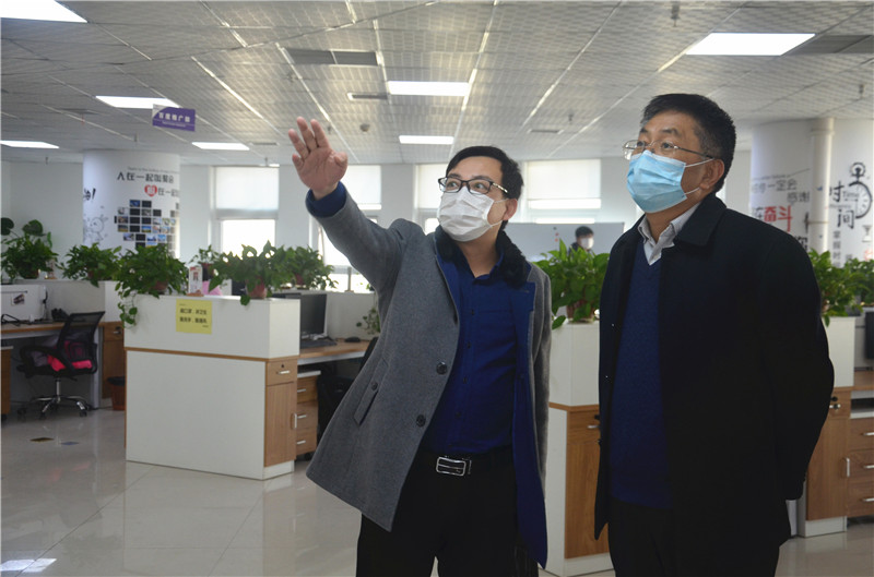 中共安陽市委統(tǒng)戰(zhàn)部副部長、市工商聯(lián)黨組書記郭洪俠一行調(diào)研安陽青峰防疫工作和復(fù)工復(fù)產(chǎn)情況