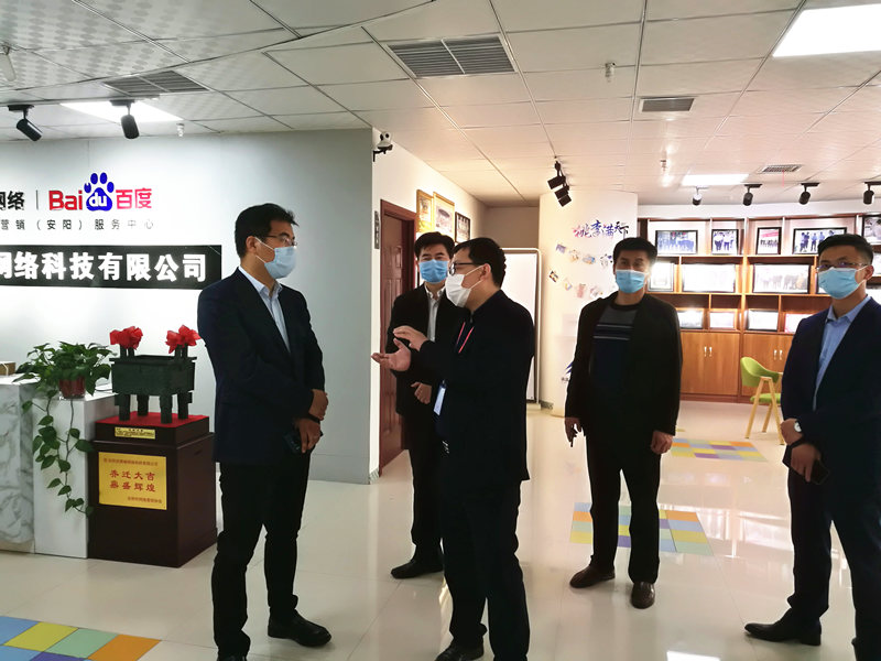 安陽市商務(wù)局副局長張躍勇，攜同天津伍創(chuàng)電子商務(wù)有限公司李富民一行蒞臨安陽青峰網(wǎng)絡(luò)參觀指導(dǎo)?。? /></a></div>
                	<div   id=